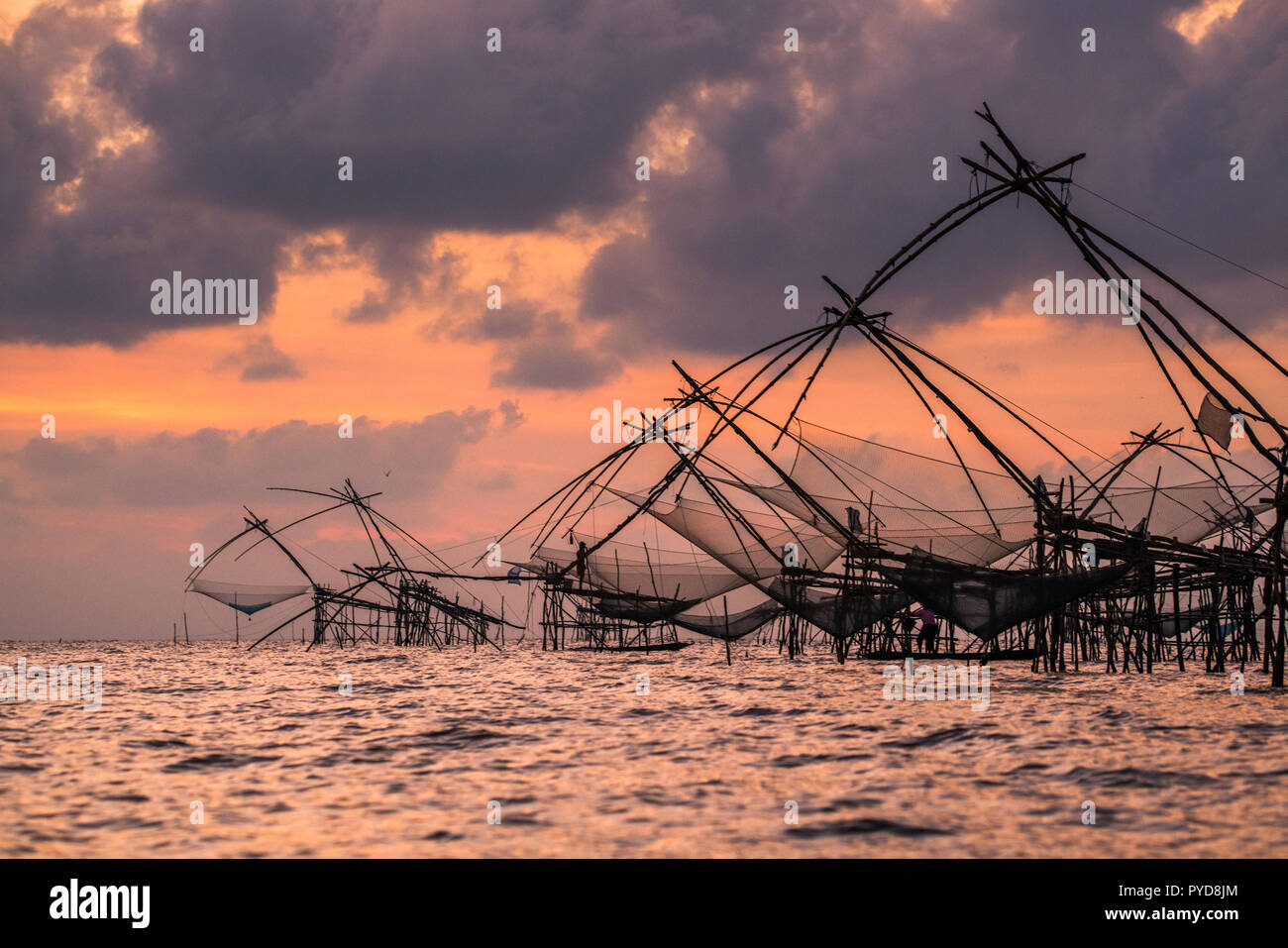 Yokyor è vecchio stile per la pesca del popolo Thai in Pak Pra Village, silhouette oggetto, sunrise momento in Phatthalung, Thailandia. Foto Stock