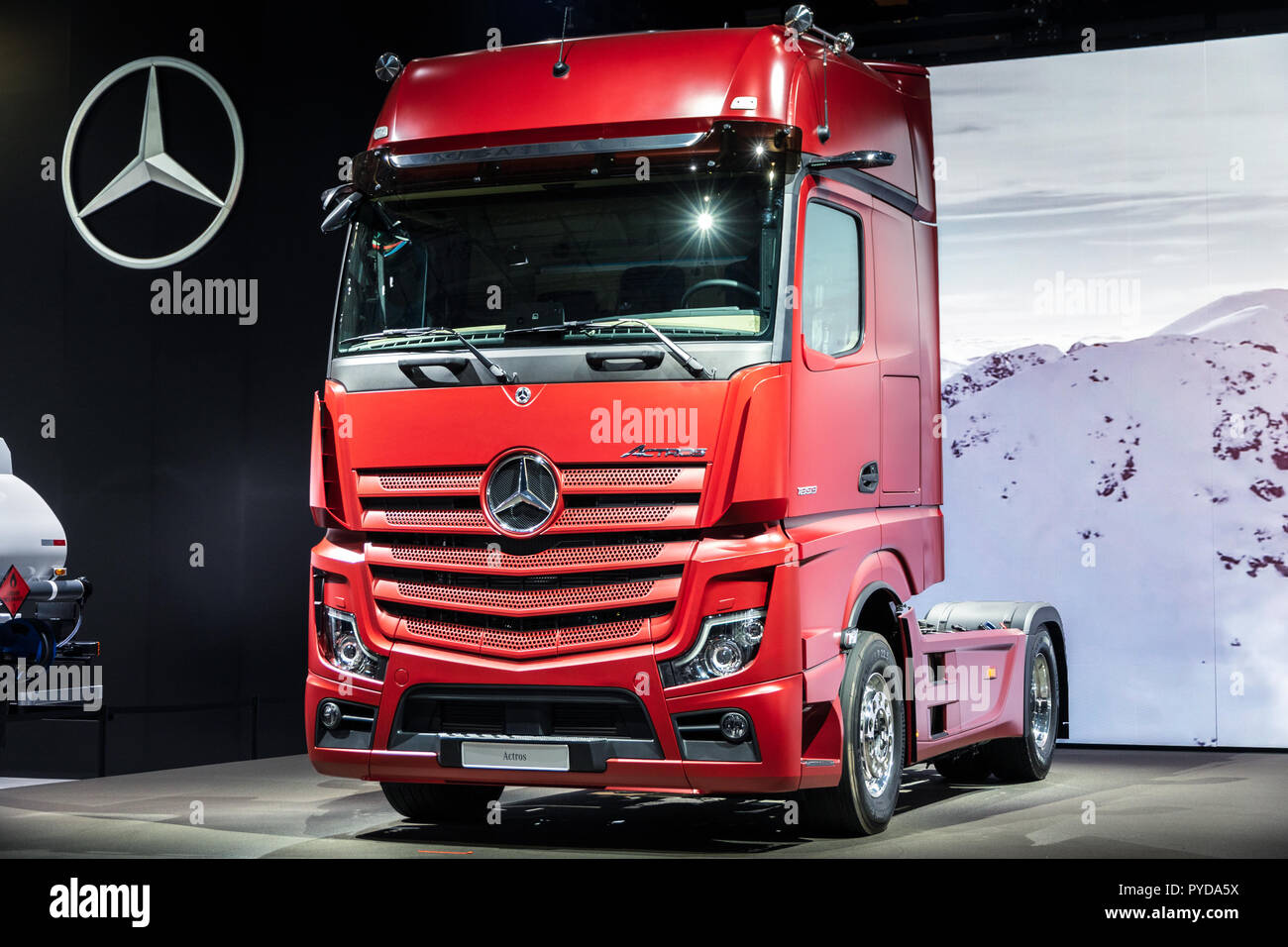 HANNOVER, Germania - 27 settembre 2018: Nuova 2019 Mercedes Actros 1853 Sleeper carrello al debutto in Hannover IAA Veicoli Commerciali Motor Show. Foto Stock