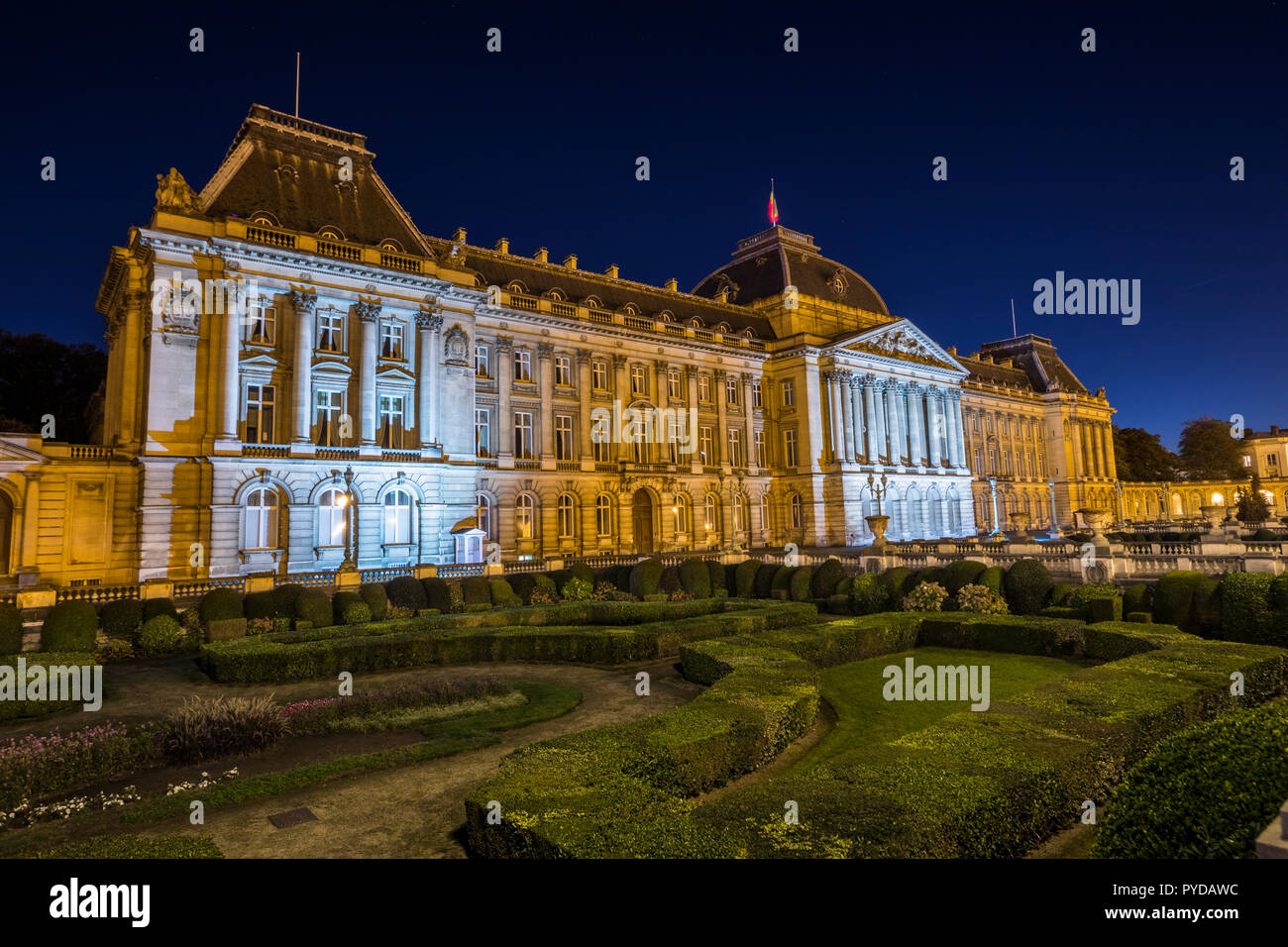 Il Palazzo Reale di Bruxelles di notte Foto Stock
