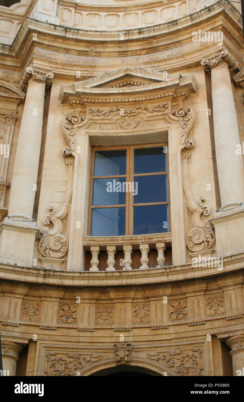 La facciata barocca di San Carlo al Corso chiesa di Noto, Sicilia, Italia Foto Stock