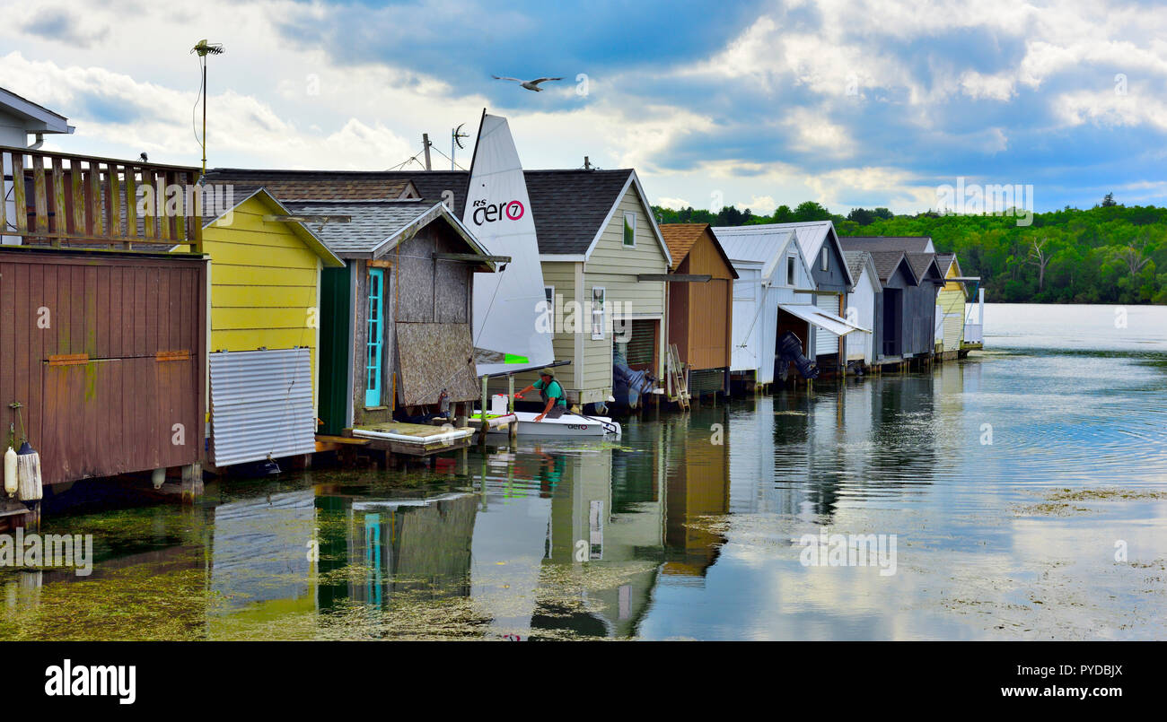 La barca di legno case (Aquaholicks) lungo il molo della città, il lago Canandaigua, uno dei laghi Finger, NY, STATI UNITI D'AMERICA Foto Stock