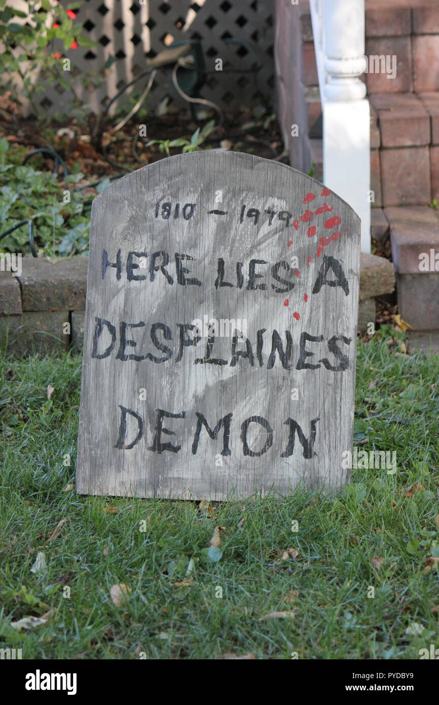 Qui si trova un Des Plaines demon epitaffio su una lapide come creativi Halloween decorazioni di prato. Foto Stock