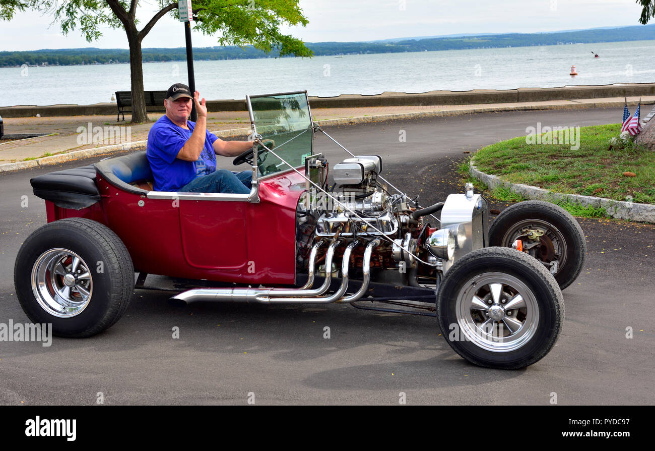 La mezza età uomo alla guida è fatta in casa hot rod auto, Canandaigua NY, STATI UNITI D'AMERICA Foto Stock