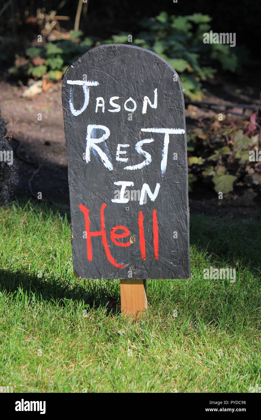 Oggetto contrassegnato per la rimozione definitiva con l'epitaffio "Jason resto in hell' come creativi Halloween decorazioni di prato. Foto Stock