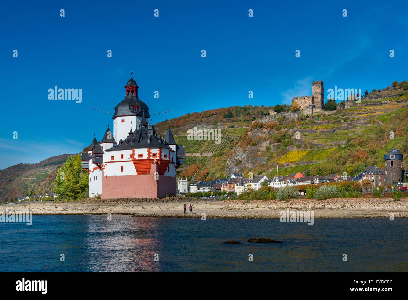Burg castello Pfalzgrafenstein sull isola nel Reno con Burg Gutenfels in background Foto Stock