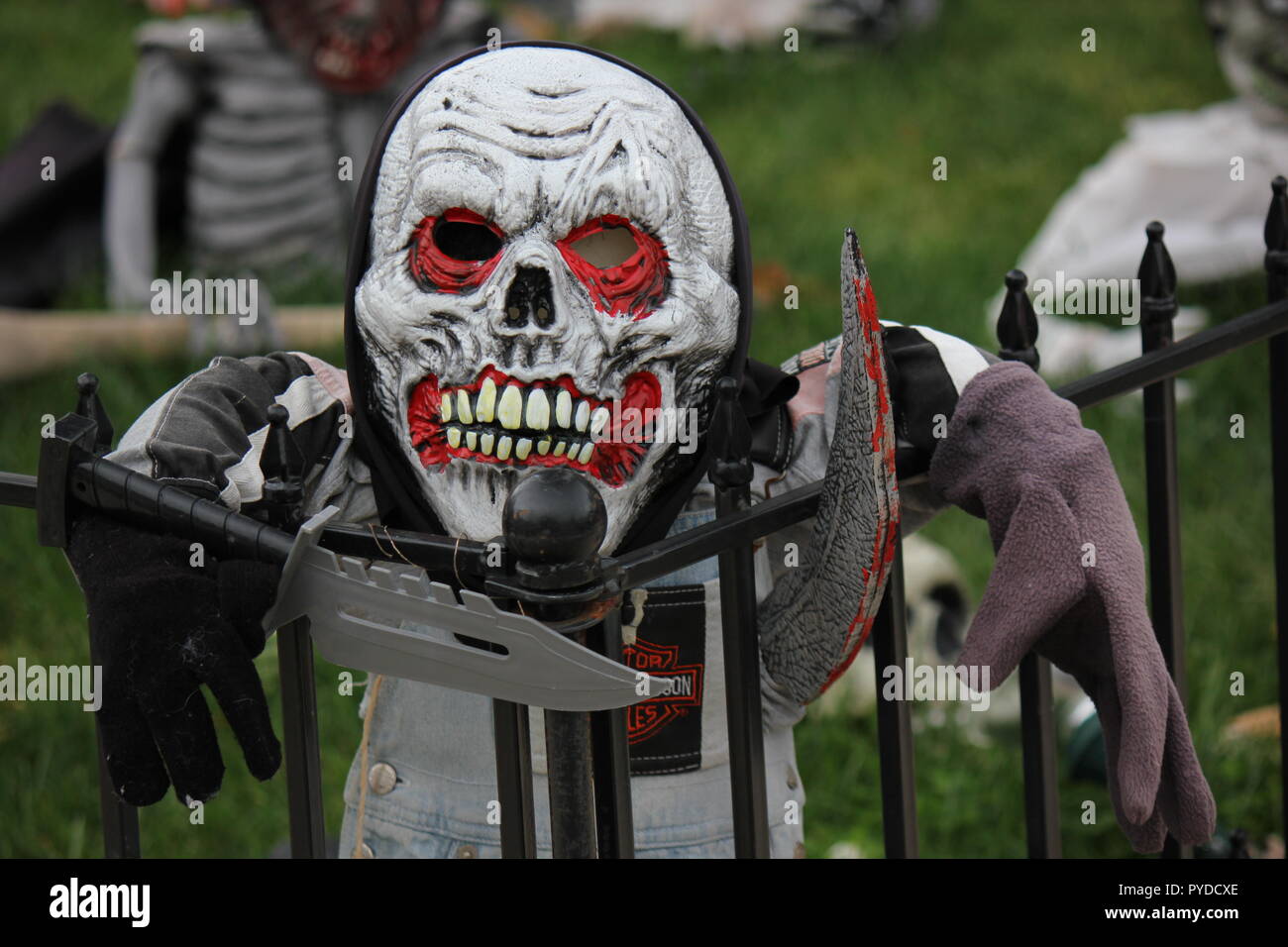 Scary disperata cranio monster come creativi Halloween decorazioni di prato. Foto Stock