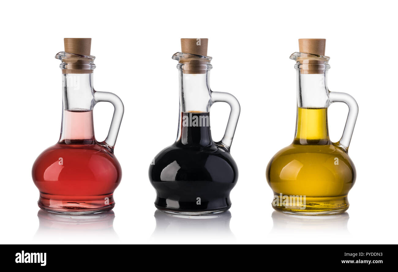Bottiglia di olio di oliva e aceto isolati su sfondo bianco Foto Stock