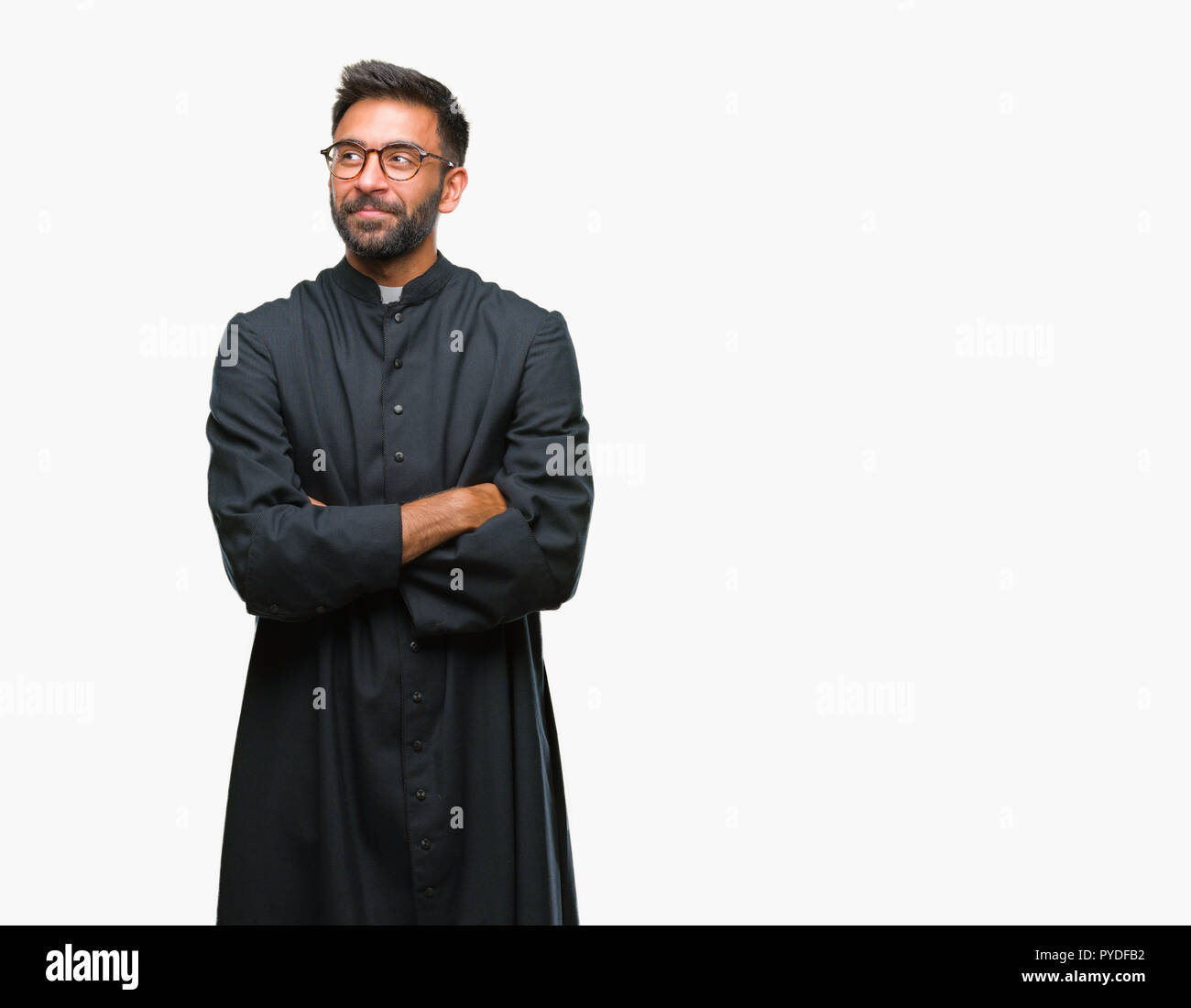 Adulto ispanica sacerdote cattolico uomo su sfondo isolato sorridente cercando lato e lo sguardo lontano pensando. Foto Stock