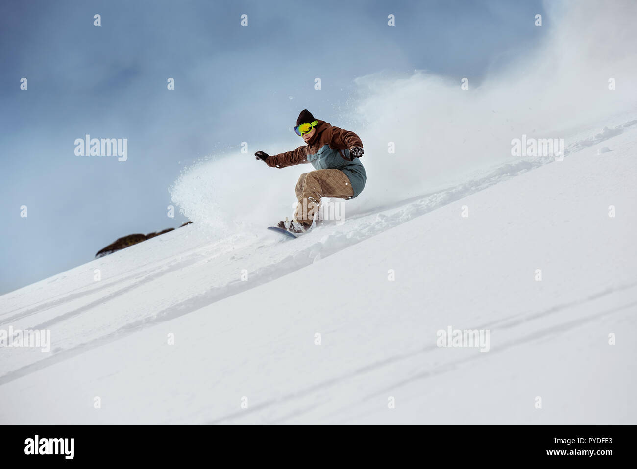 Snowboarder in discesa in fuoripista di pendenza. Freeride o snowboard backcountry concept Foto Stock