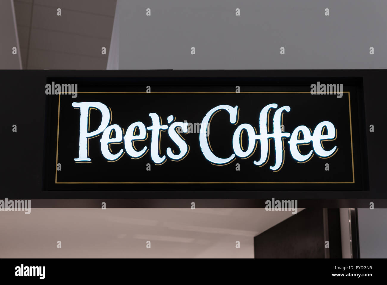 SAN FRANCISCO, CA/USA - Ottobre 21, 2018: Peet's caffè e tè esterna e segno. Peet's Coffee è un Area della Baia di San Francisco in base specialty coffee ro Foto Stock