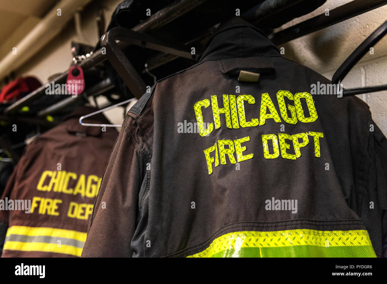 CHICAGO, Illinois, Stati Uniti d'America - 10 ottobre 2018: i vigili del fuoco i vestiti dalla squadra reale camion dei pompieri in Chicago Fire Department a trimestri del Motore Co. Foto Stock