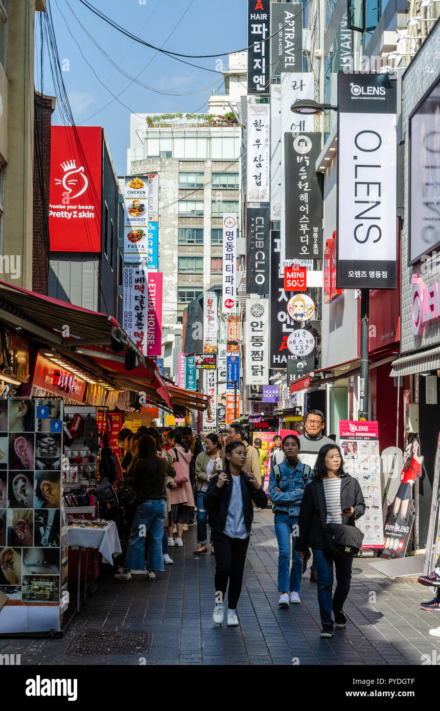Strade di a Myeongdong a Seul, Corea del Sud occupato con acquirenti e turisti. Foto Stock