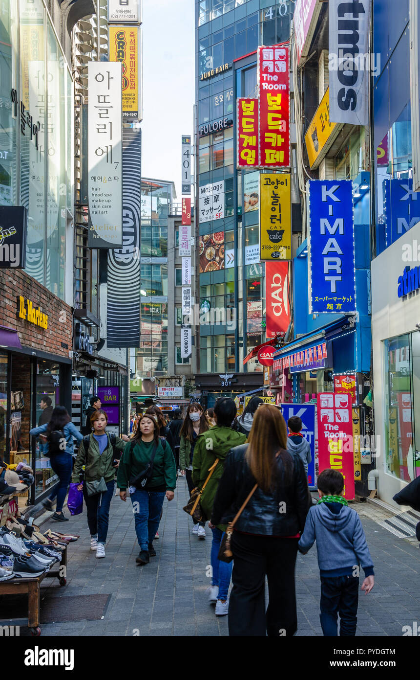 Strade di a Myeongdong a Seul, Corea del Sud occupato con acquirenti e turisti. Foto Stock
