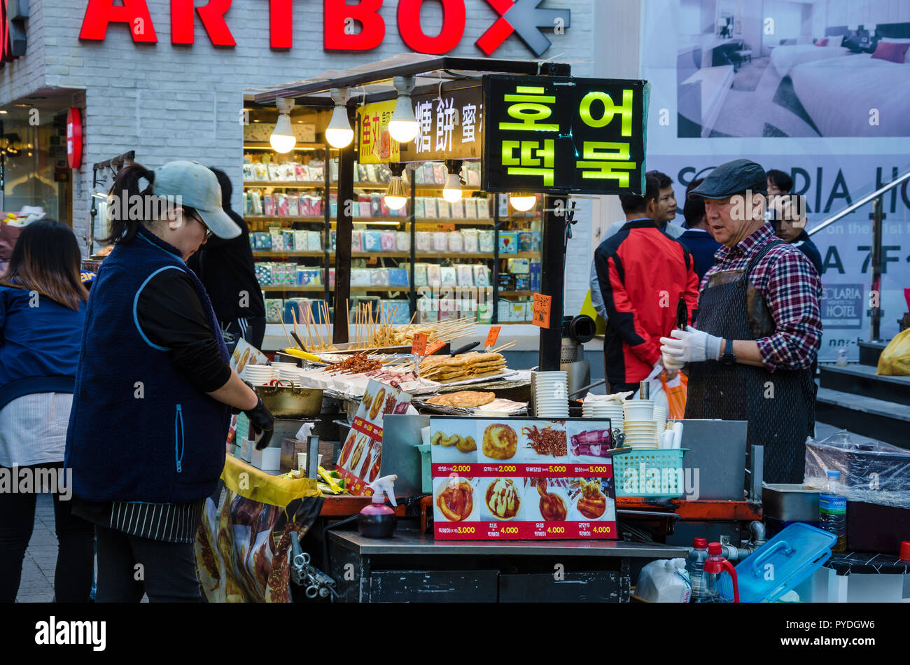 Un cibo di strada in stallo il a Myeongdong distretto di Seoul, Corea del Sud. Foto Stock