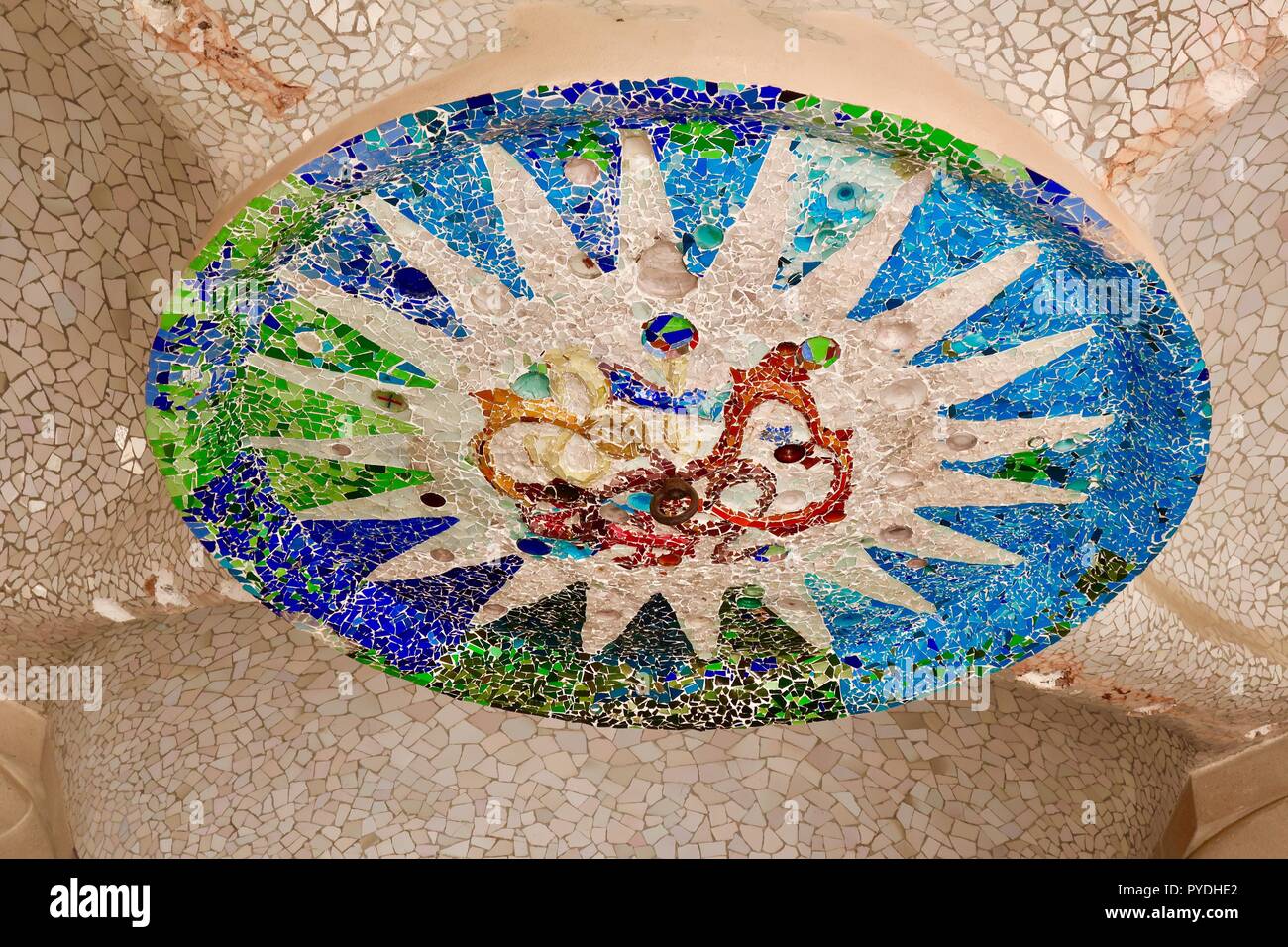 Barcellona, Spagna. Soffitto medaglione mosaico di Josep M Jujol nella sala delle colonne a Gaudi Parco Guell su una calda mattina di sole. Ottobre 2018. Foto Stock