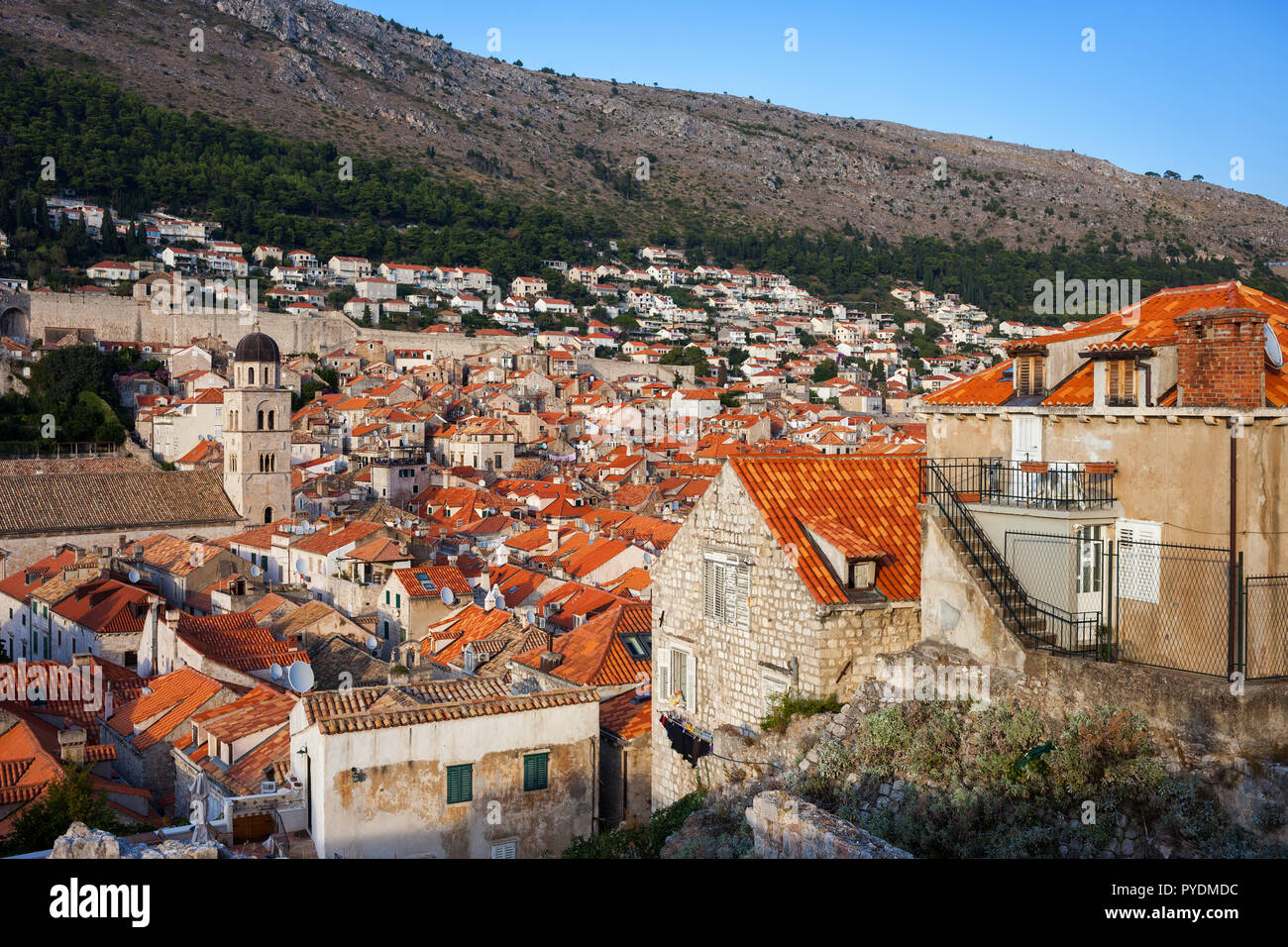 Paesaggio con i tradizionali tegole rosse case nella città vecchia di Dubrovnik in Croazia, Europa meridionale. Foto Stock