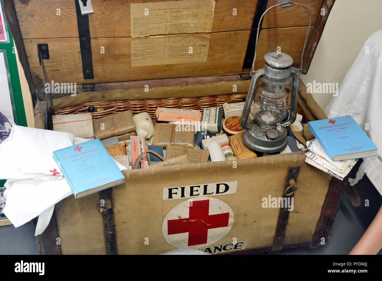 La Croce Rossa cassetta di pronto soccorso presso il ci incontreremo di nuovo WW2 Museo, Freiston, Freiston Shore, Lincolnshire, England, Regno Unito Foto Stock
