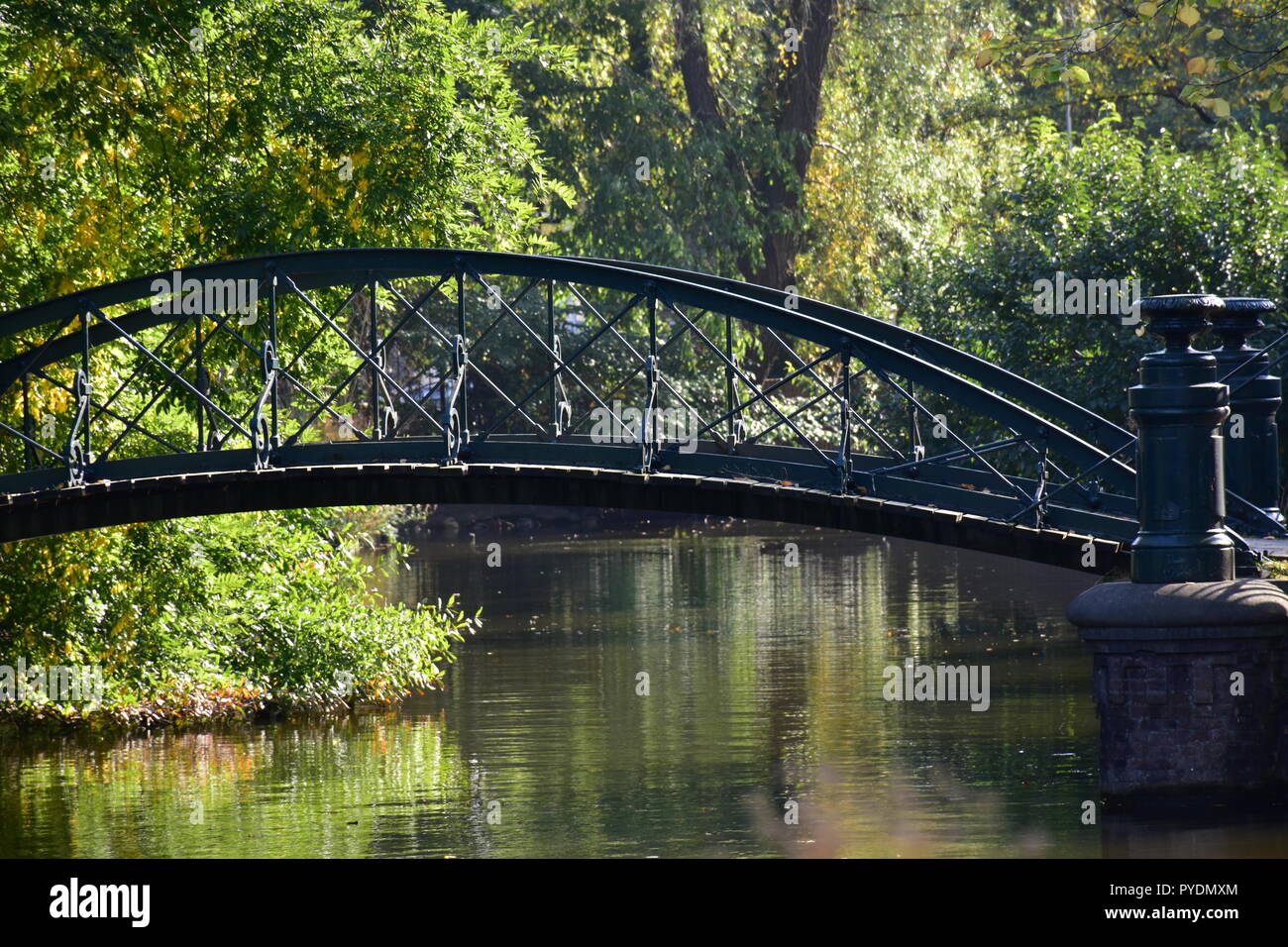 Ponte e riflessioni in fiume Foto Stock