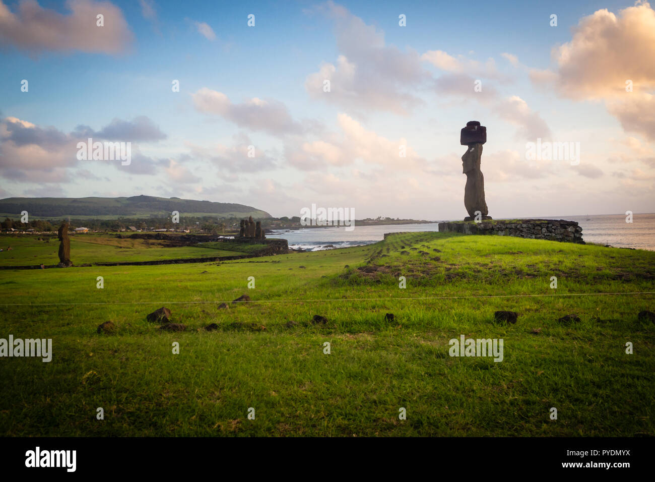 Ahu tahai moai vicino a Hanga Roa nell isola di pasqua. campi verdi Foto Stock