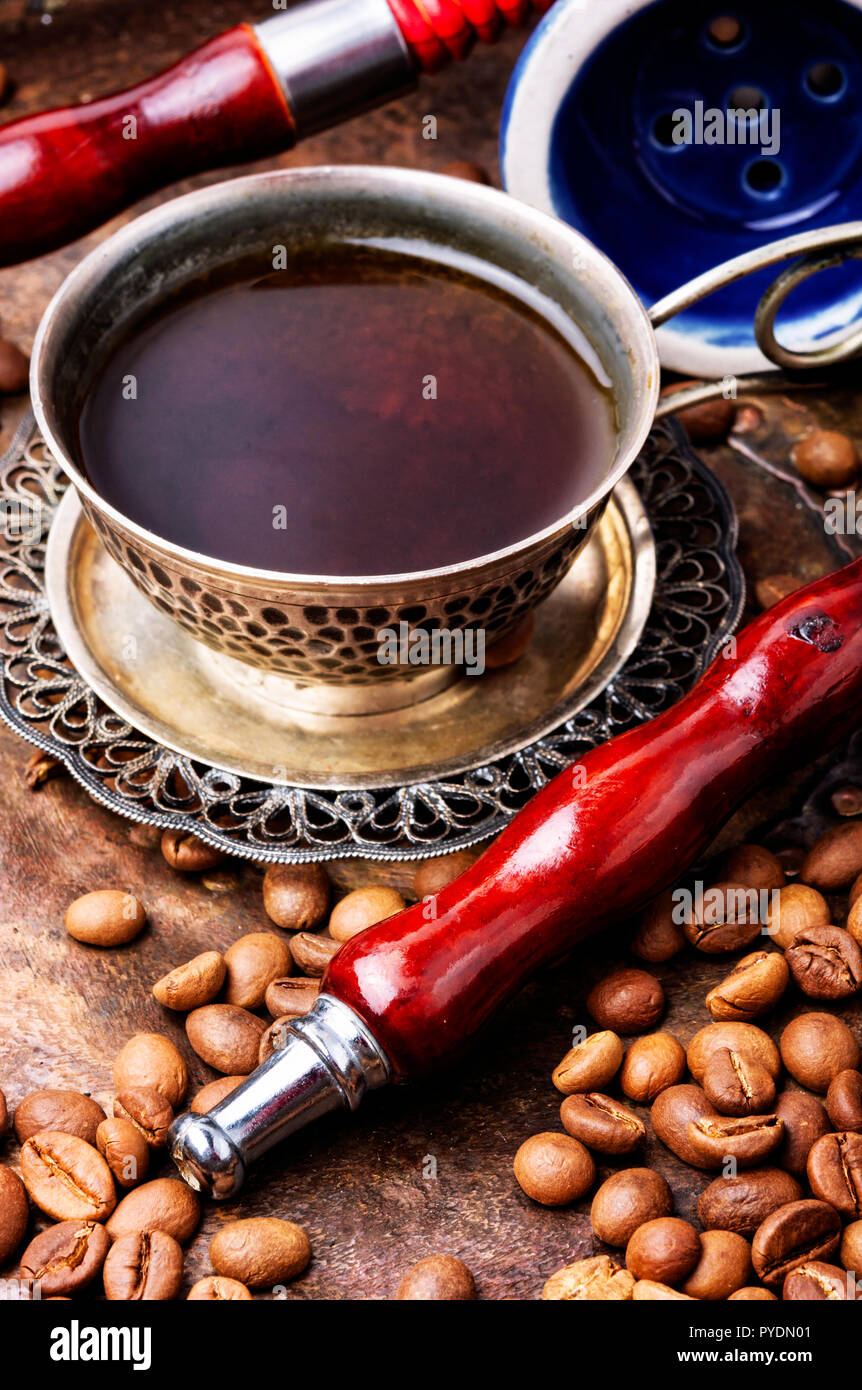 Oriental shisha narghilè con aroma caffè per il relax.moderno hookah con caffè.tradizionale arabo shisha Foto Stock