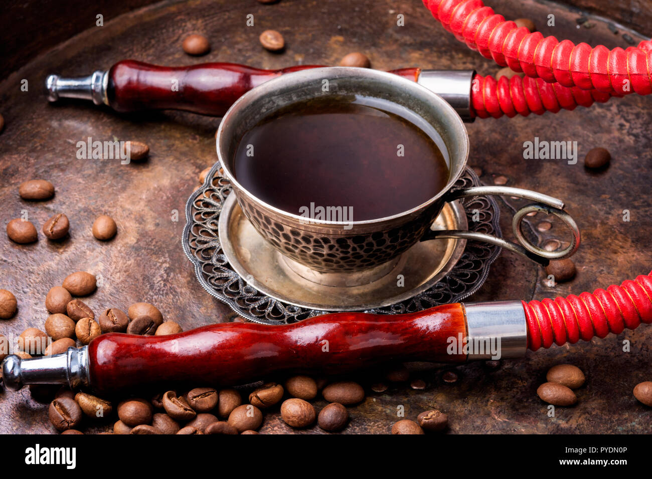 Oriental shisha narghilè con aroma caffè per il relax.moderno hookah con caffè.tradizionale arabo shisha Foto Stock