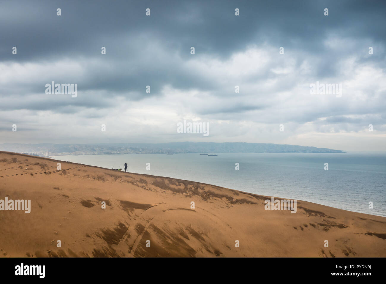 Gigant duna di sabbia nella baia di Valparaiso, Concon, Cile. Con la città di Valparaiso nella parte posteriore Foto Stock