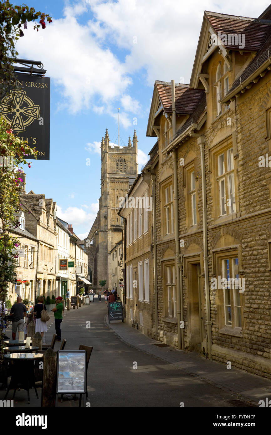 Vista guardando fino al Black Jack Street per la Chiesa di San Giovanni Battista, Cirencester Gloucestershire, Inghilterra Foto Stock