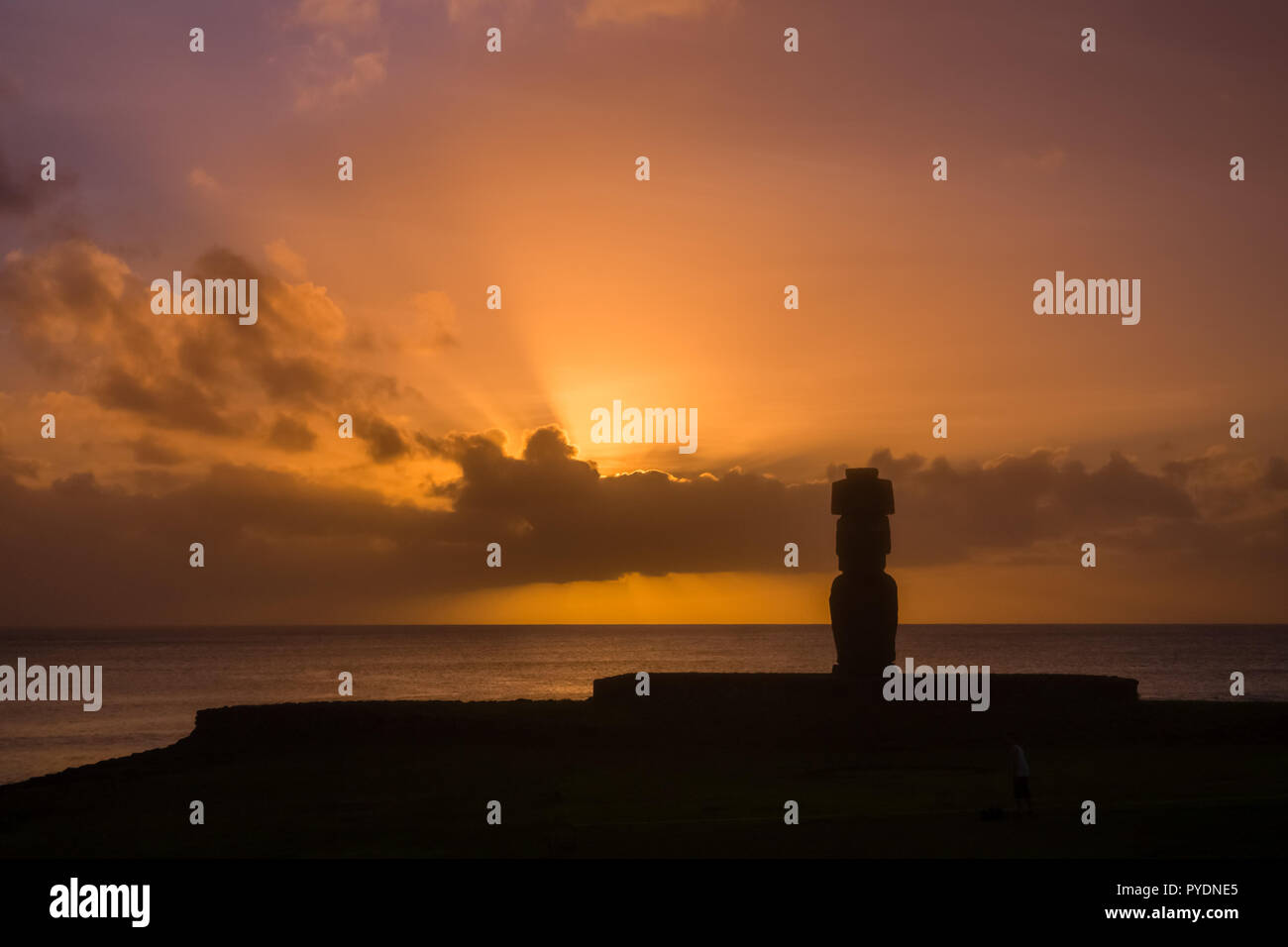 Moai di Ahu Tahai durante il tramonto nell isola di pasqua, Cile, America del Sud. Hanga Roa city Foto Stock