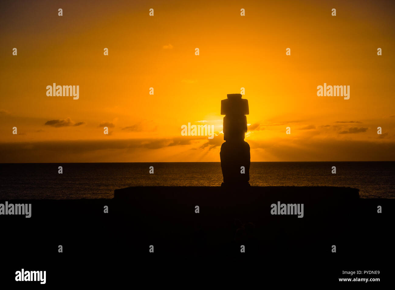 Moai shilouette in Ahu Tahai durante il tramonto, Isola di Pasqua, Cile, Sud America Foto Stock