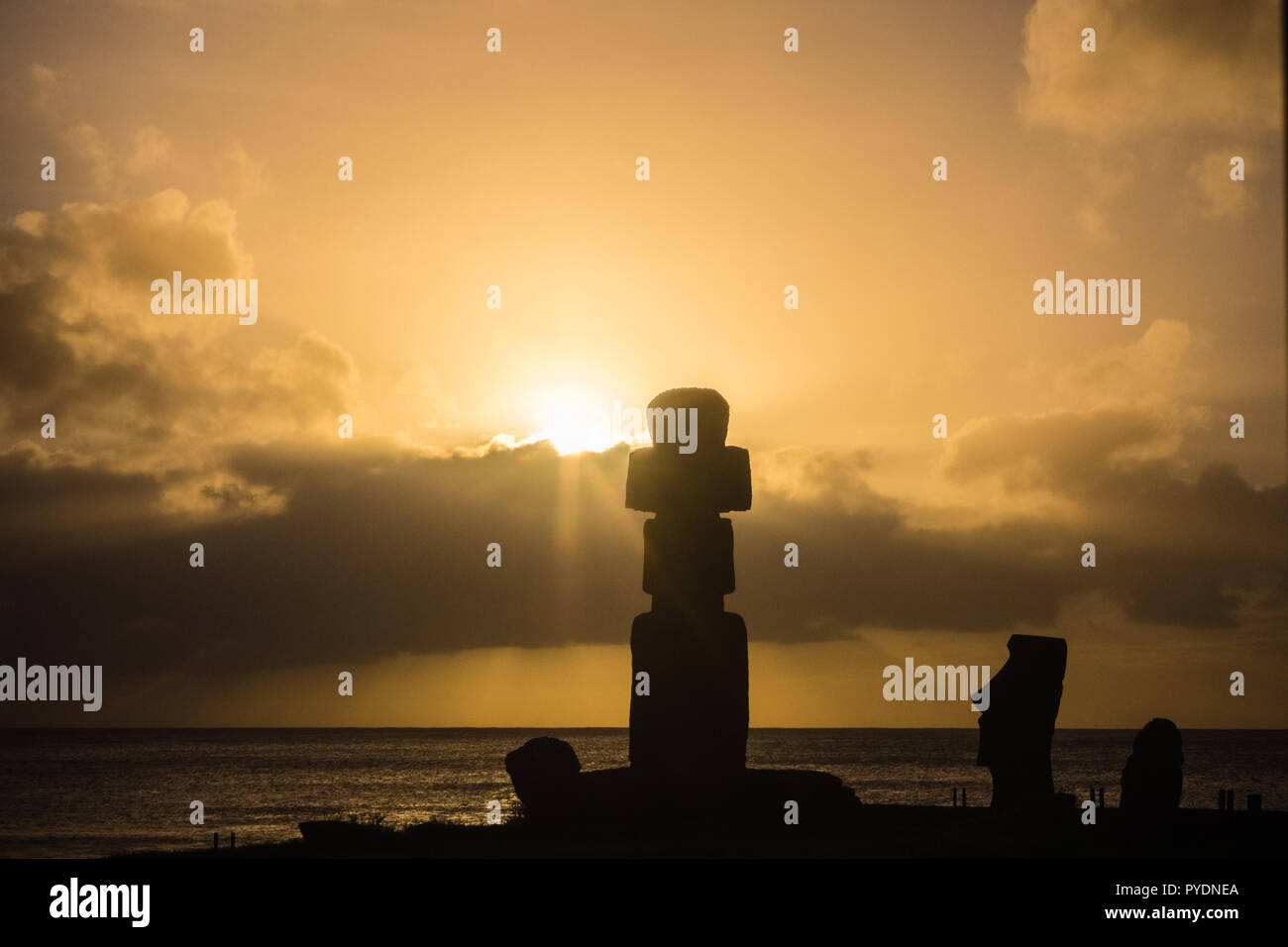Moai silhouette durante il tramonto nell isola di pasqua ahu Tahai Foto Stock