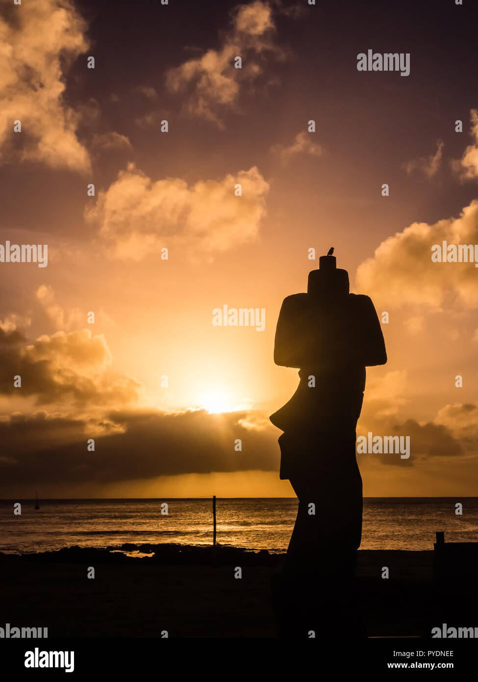 Moai shilouette durante il tramonto nell isola di pasqua, Cile, America del Sud. Hanga Roa city Foto Stock