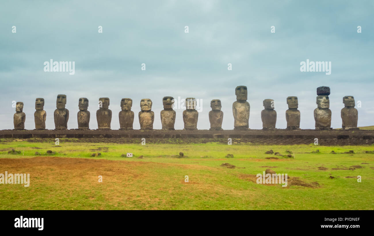 Moais a Ahu Tongariki nell isola di pasqua. Il più grande ahu nell'isola 15 moai, uno con il pukao Foto Stock