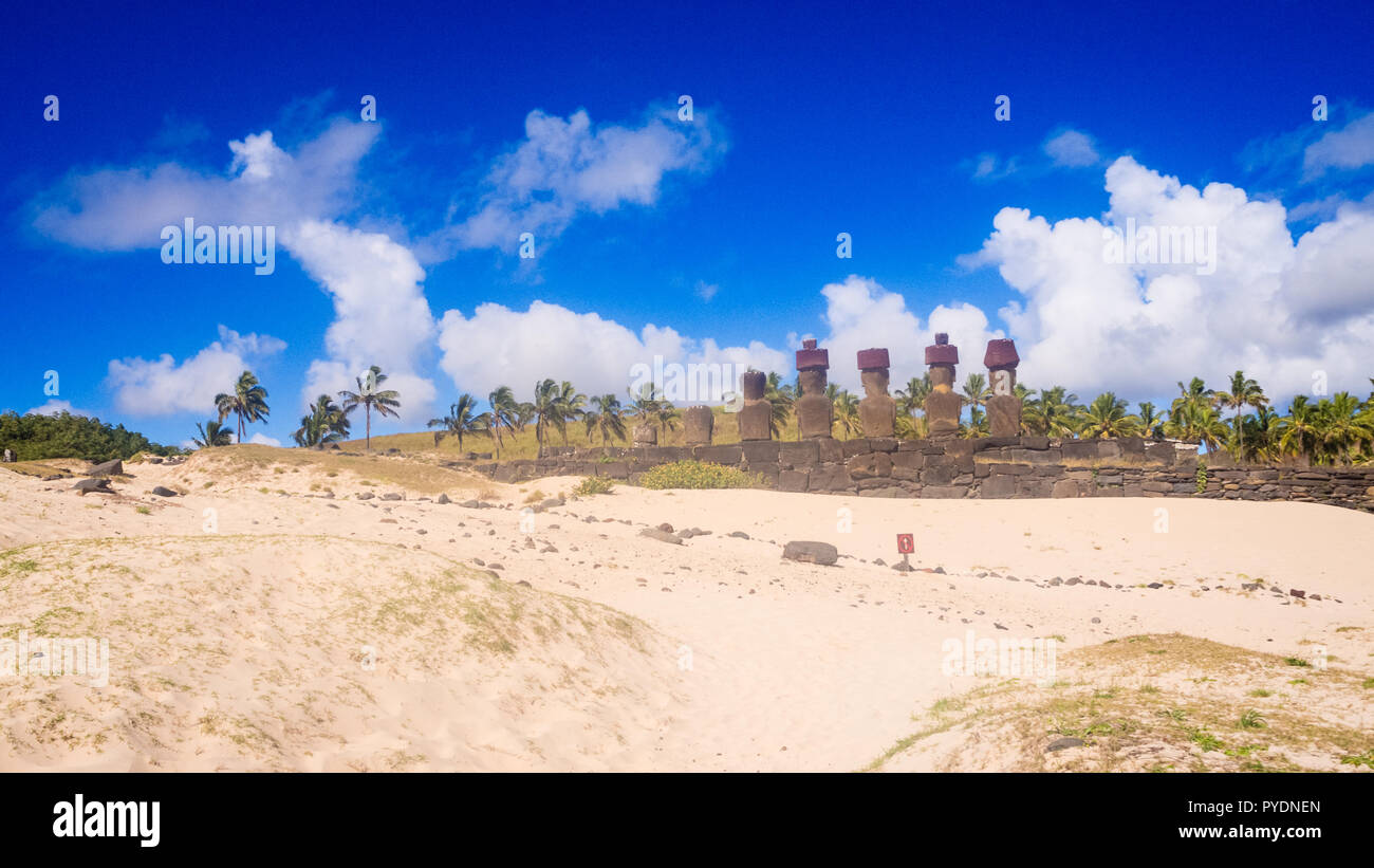 Moais di Ahu Nau Nau in spiaggia di Anakena in Isola di Pasqua, Cile Rapa Nui Foto Stock