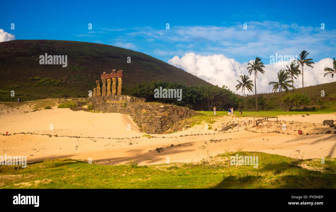 Moais di Ahu Nau Nau in spiaggia di Anakena in Isola di Pasqua, Cile Rapa Nui Foto Stock