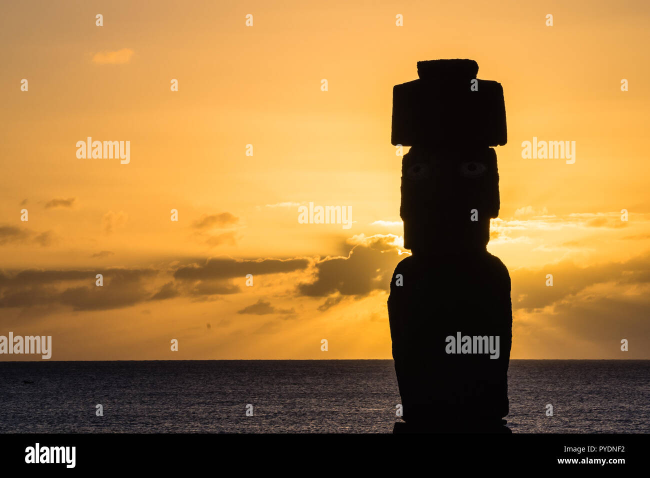Silhouette Moia nell isola di pasqua durante il tramonto. Ahu Tahai vicino a Hanga Roa in Rapa Nui Foto Stock