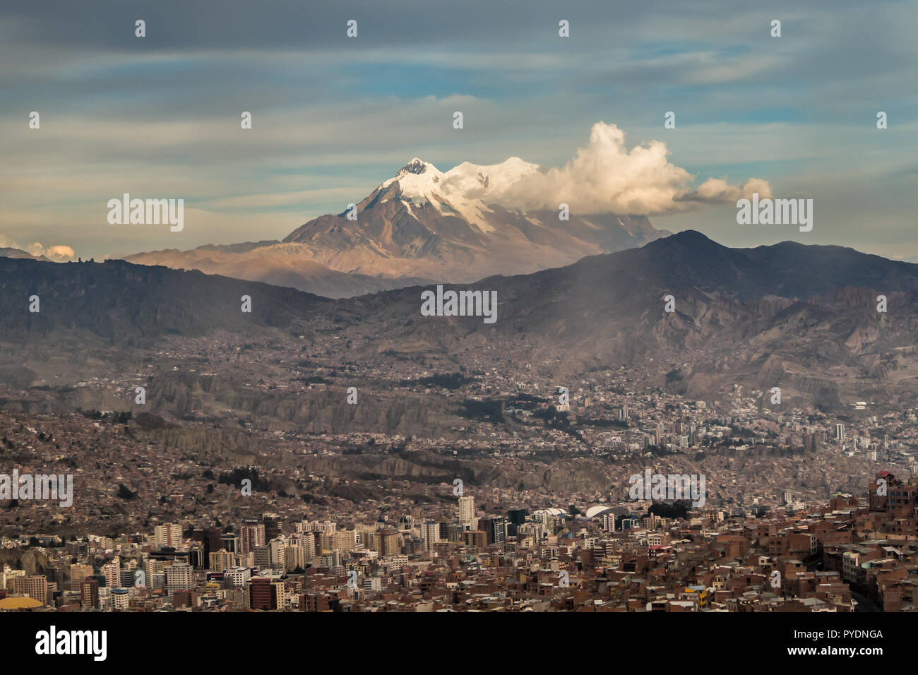 Paesaggio panoramico a La Paz in Bolivia. Alta montagna di neve nella parte posteriore Foto Stock