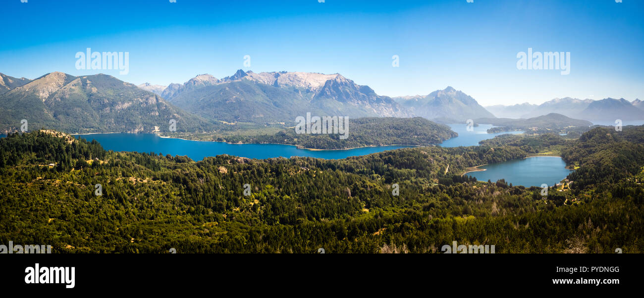 Panoramica dei laghi, montagne e foreste vicino alla città di Bariloche in Patagonia argentina, preso dal Campanario montagna. Foto Stock
