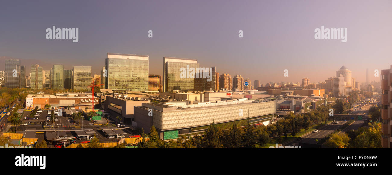 Vista panoramica della città di Santiago del Cile a Las Condes, vista del Parque Arauco mall di lusso Foto Stock