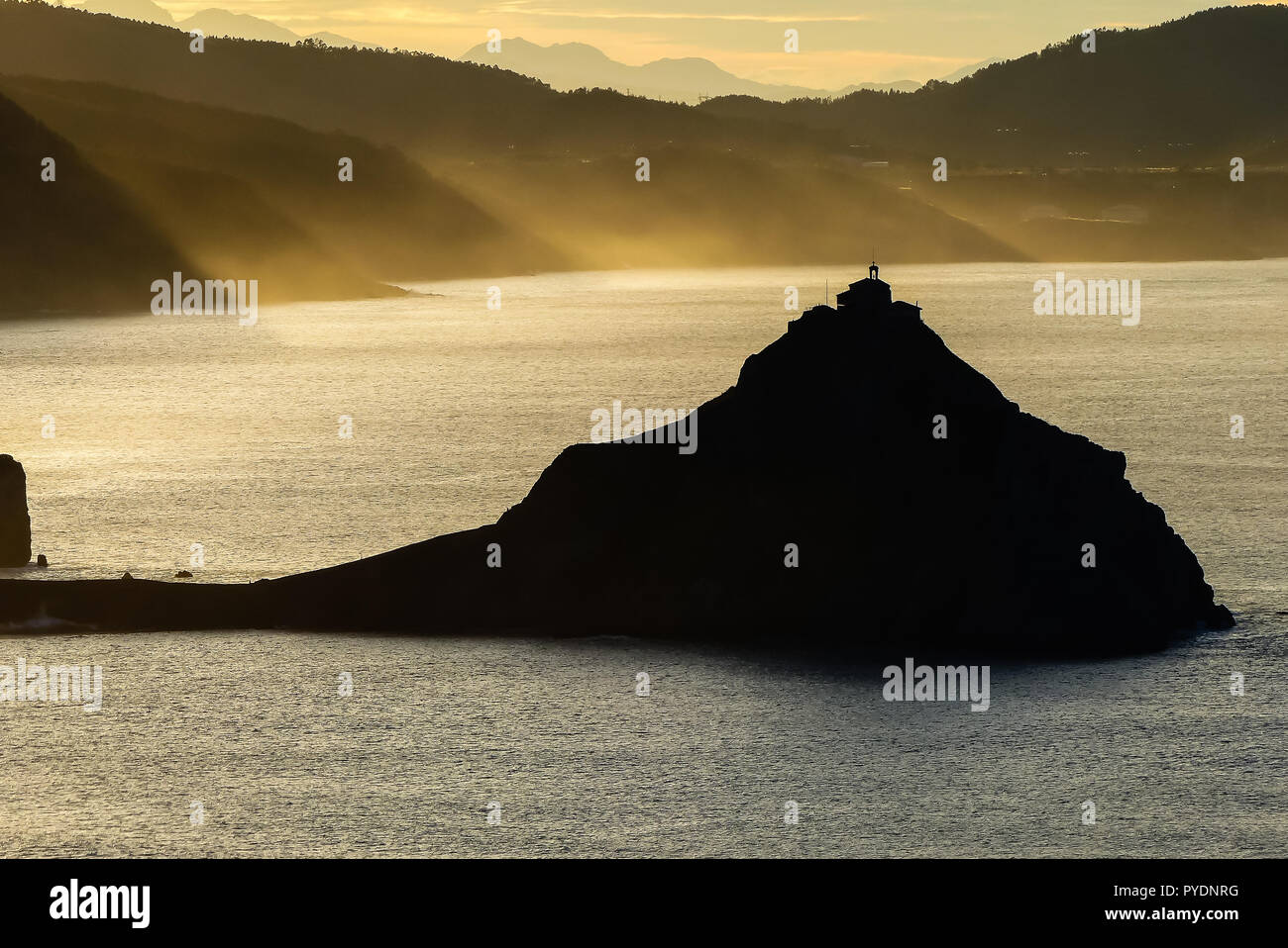 Tramonto a San Juan de Gaztelugatxe preso dal capo Matxitxako, gioco di troni scena Foto Stock