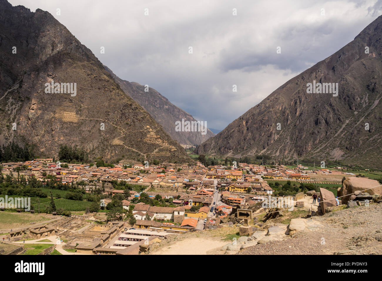 Vista della città di Ollantaytambo nel Valle Sagrado degli Incas. Vicino alla città di Cuzco in Perù Foto Stock
