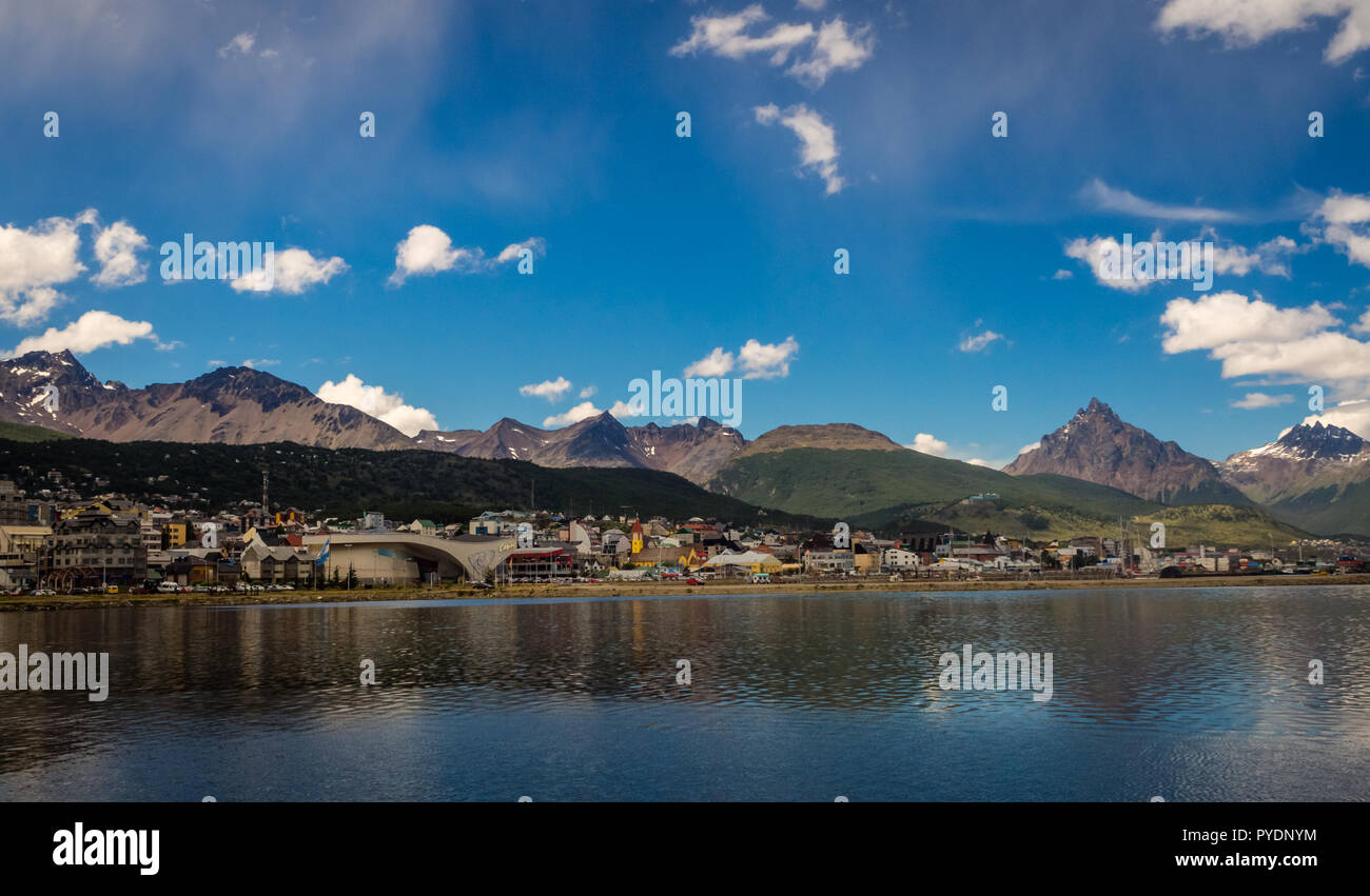 Vista della Città di Ushuaia e le montagne alle spalle. Tierra del Fuego isola in Argentina. La città di La fine del mondo Foto Stock