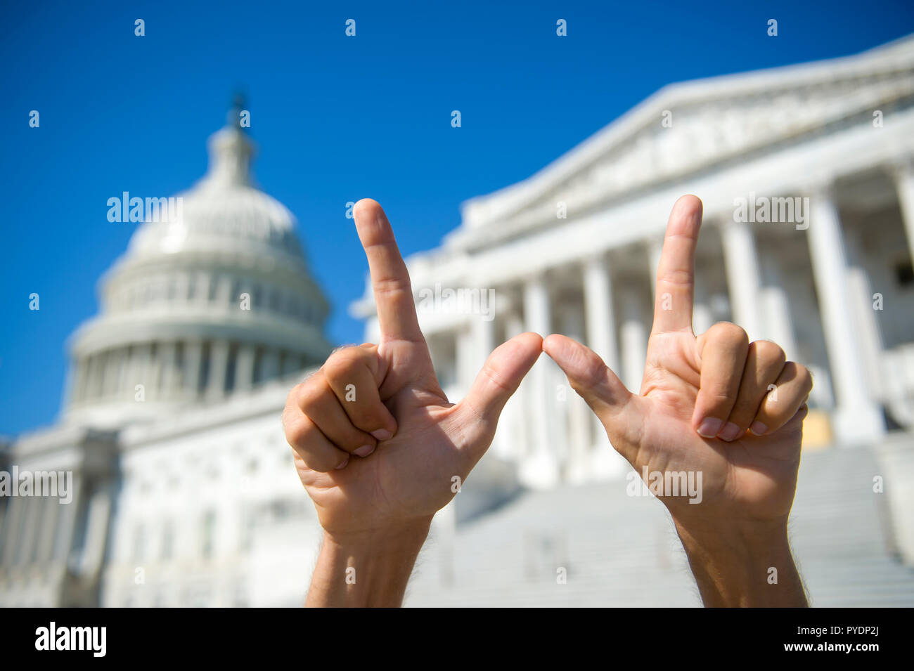 Mani fino a W gesto per qualunque di fronte al Campidoglio di Washington DC, Stati Uniti d'America Foto Stock