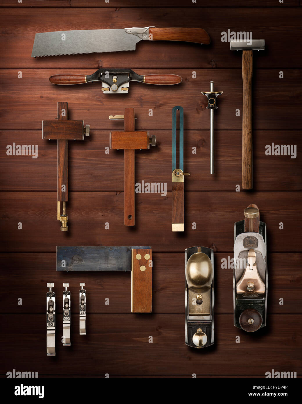 Precisione attrezzi di falegnameria appeso su una tavola di legno con  pannelli di parete Foto stock - Alamy