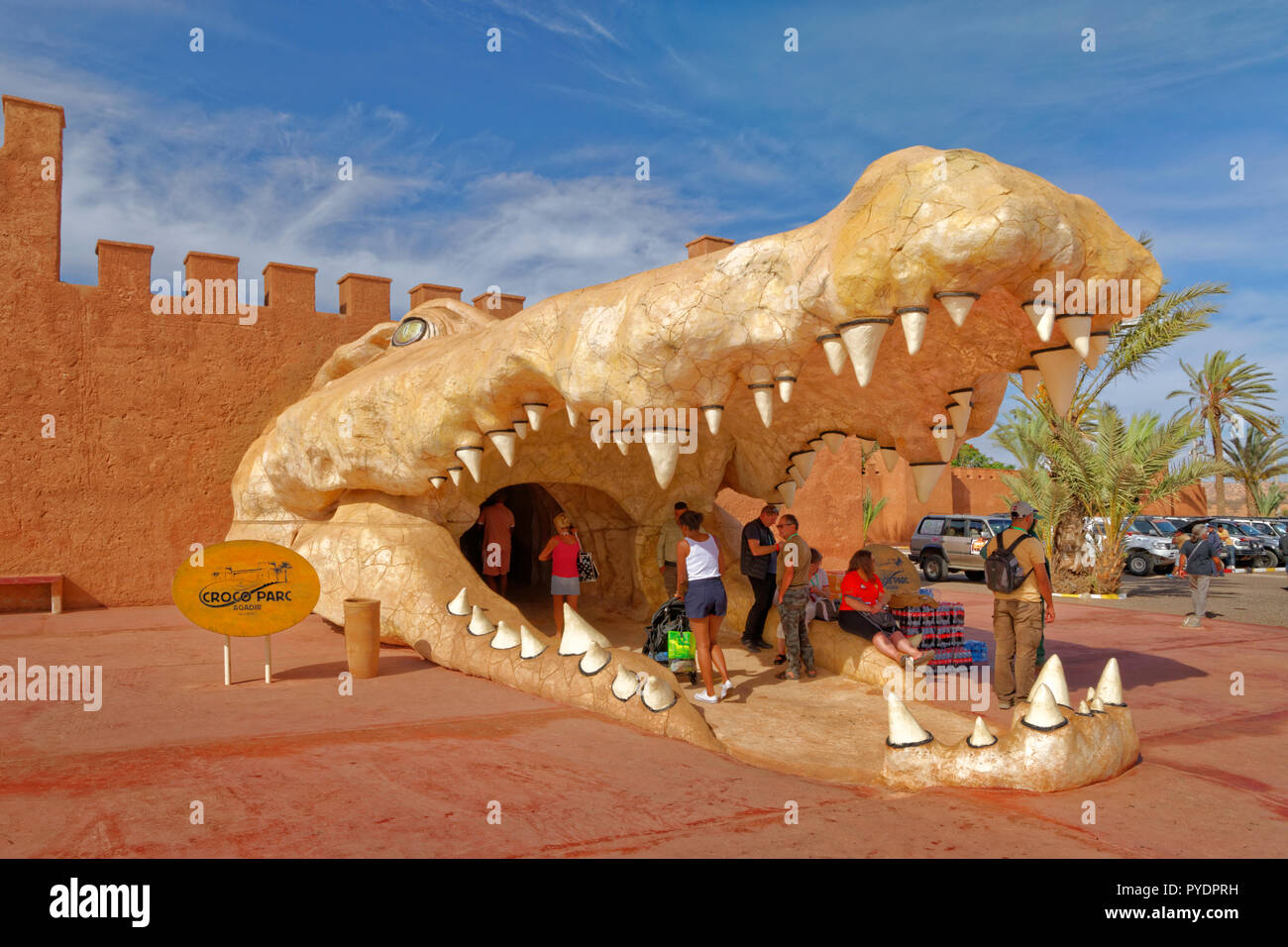 Testa di coccodrillo caratteristica come l'entrata di croco Park, Agadir, Marocco Meridionale, Africa occidentale. Foto Stock