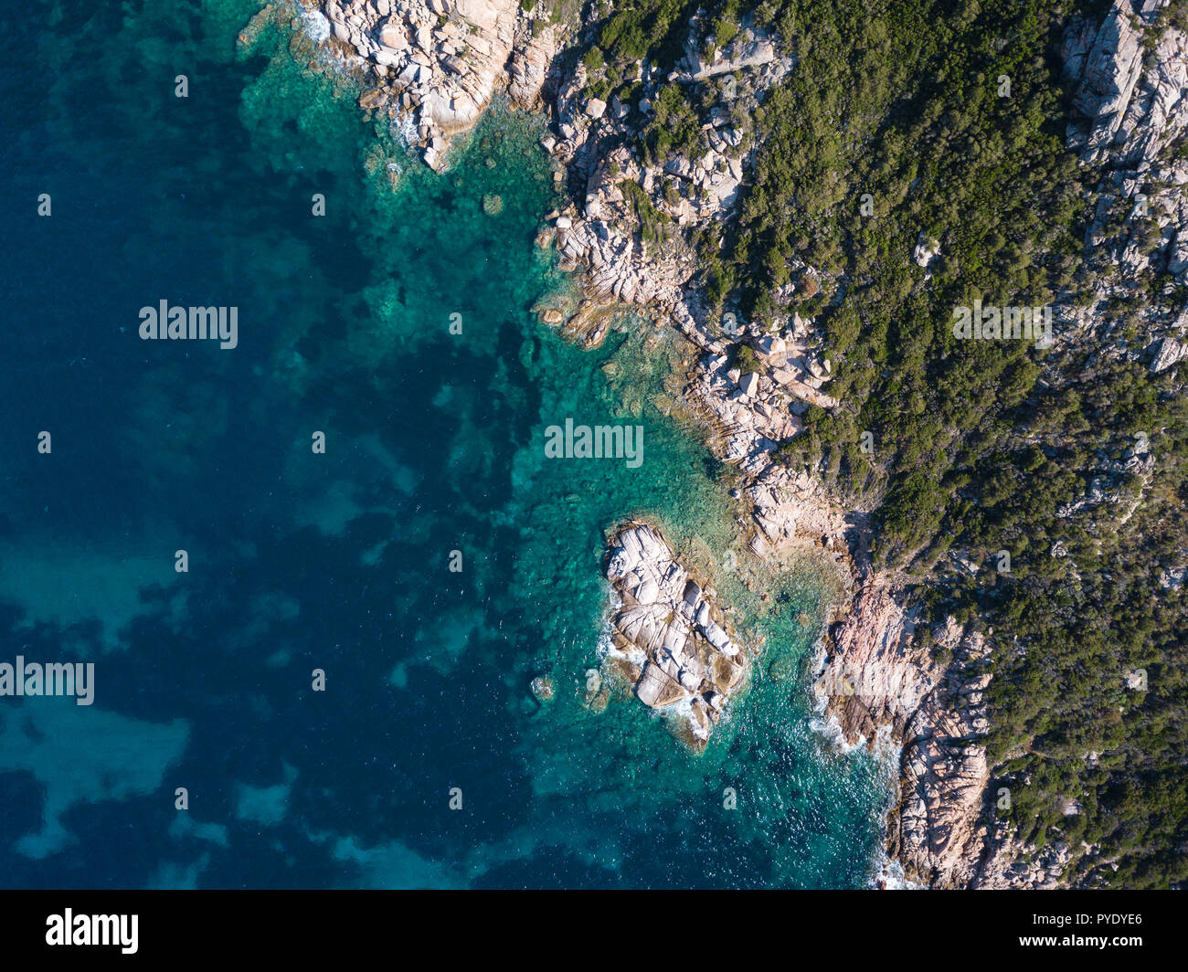 Incredibile drone brids eye view con il litorale di la Maddalena islan e una spiaggia isolata con nessun popolo. Foto Stock