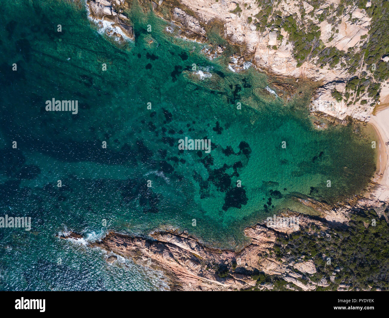 Incredibile drone brids eye view con il litorale di la Maddalena islan e una spiaggia isolata con nessun popolo. Foto Stock