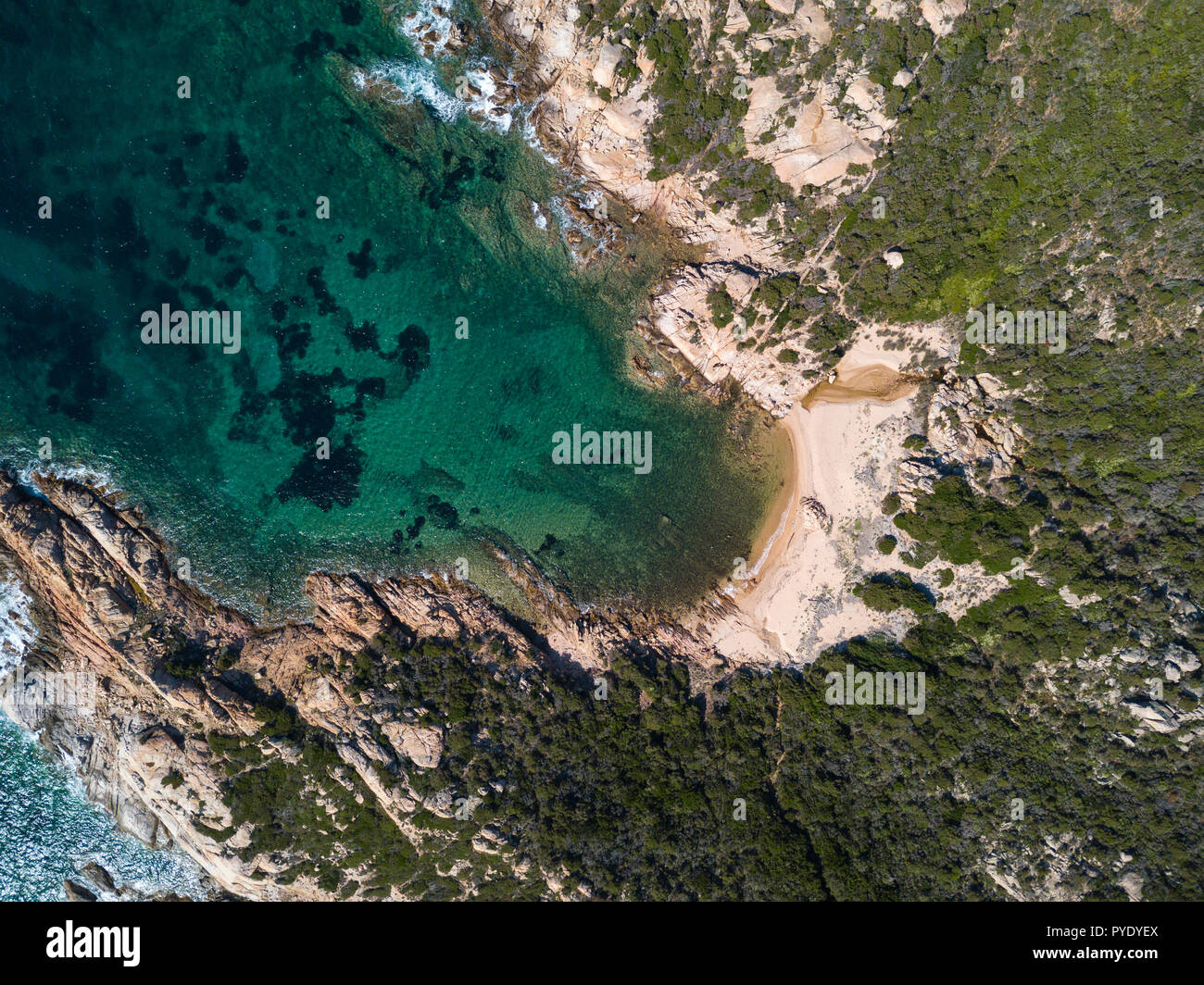 Incredibile drone brids eye view con il litorale di la Maddalena islan e una spiaggia isolata con nessun popolo. Foto Stock