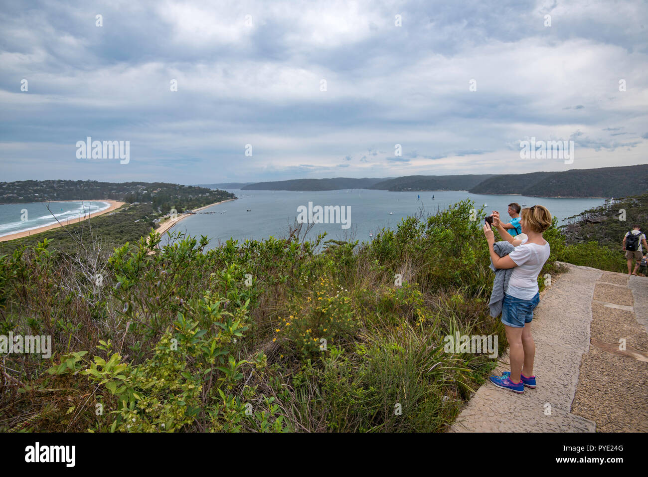 Guardando a Sud di Sydney Palm Beach (sinistra) e Pitt acqua (destra) con una terra stretta congiunzione spit Barrenjoey terreno non lavorato e il faro. Foto Stock