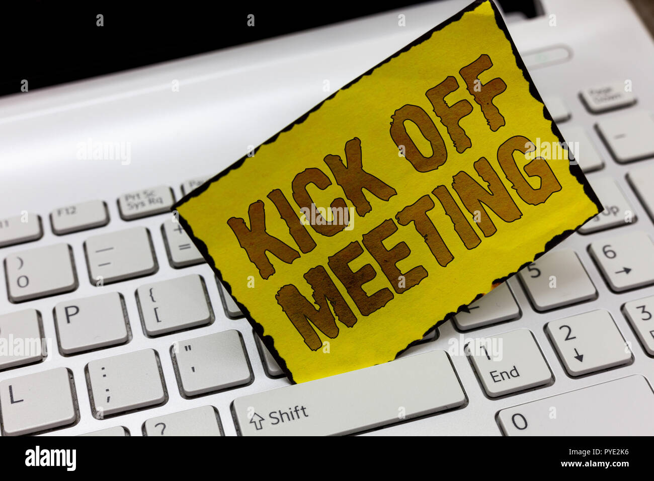 Segno di testo che mostra il Kick Off Meeting. Foto concettuale getting sparato dal vostro team privato parlando di società. Foto Stock