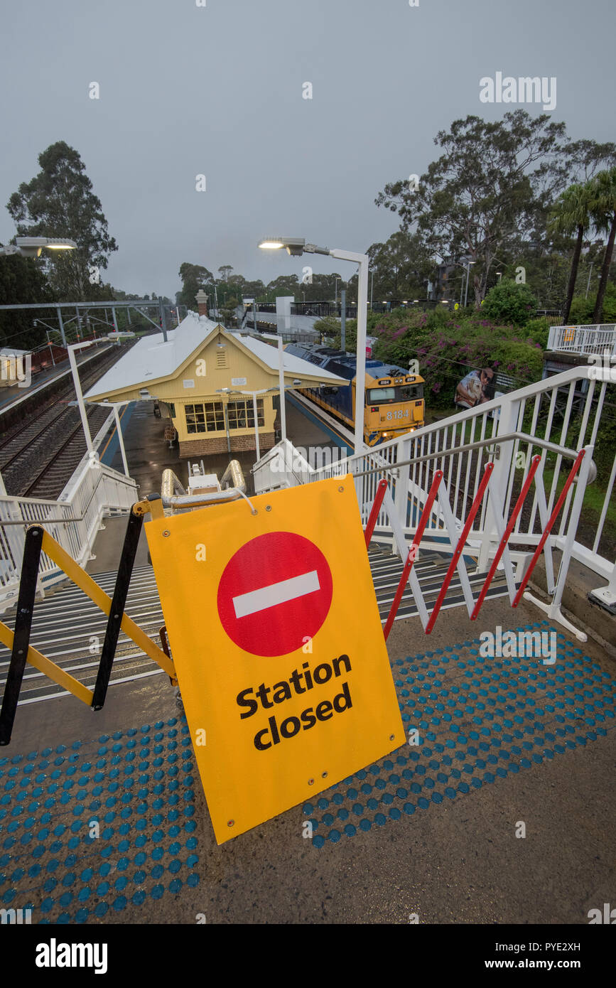 La stazione ferroviaria Gordon sulla costa nord di Sydney ha chiuso in un giorno di pioggia per la manutenzione dei binari Foto Stock